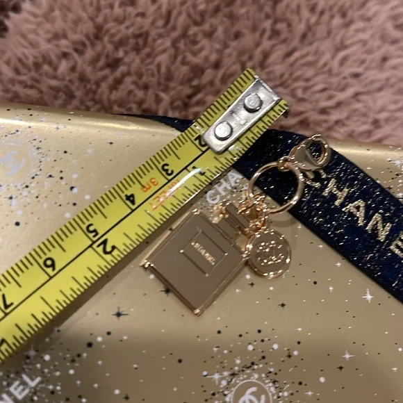 AUTHENTIC CHANEL HOLIDAY 2023 CHARM - Picture 7 of 7